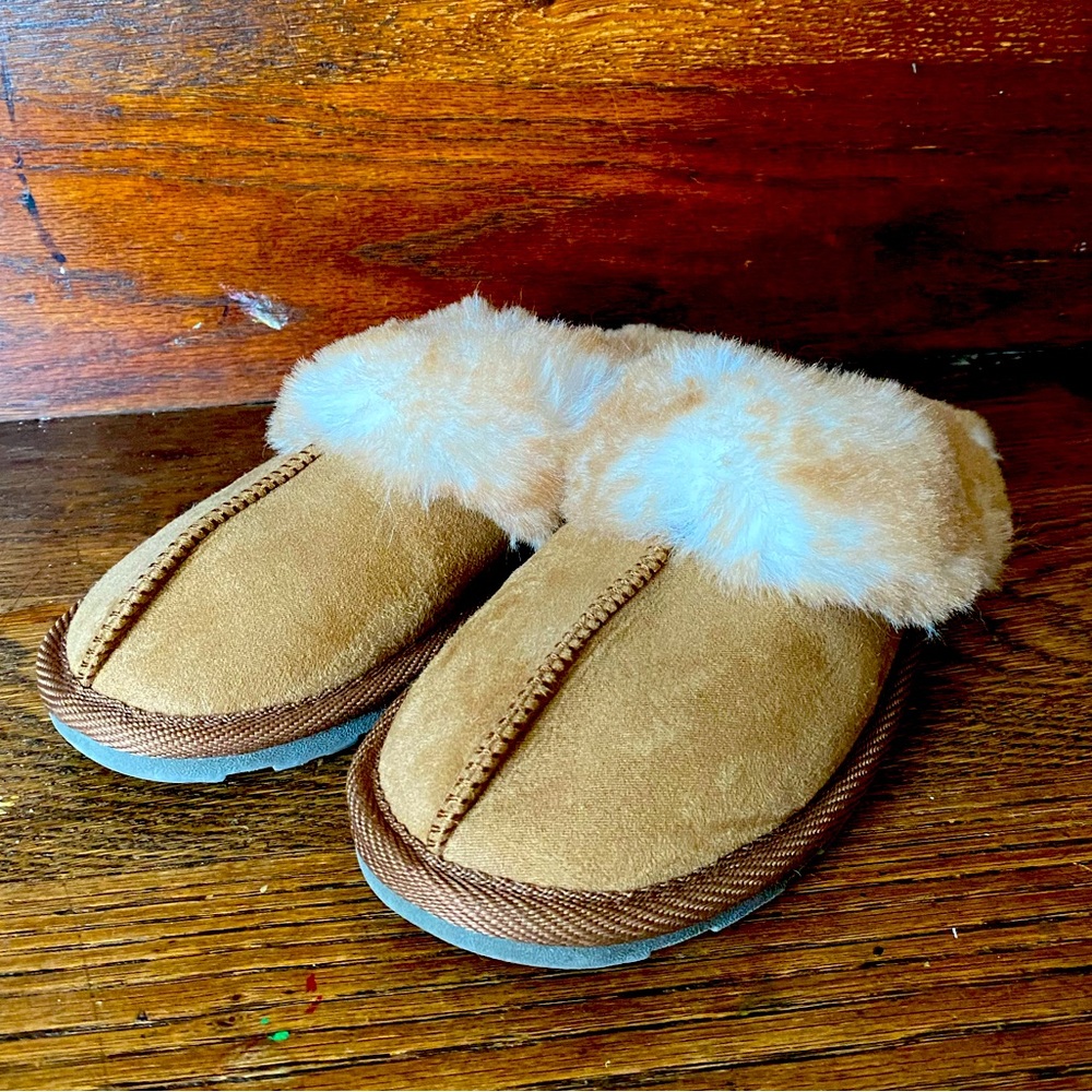 Girl’s size 3 Fuzzy slippers